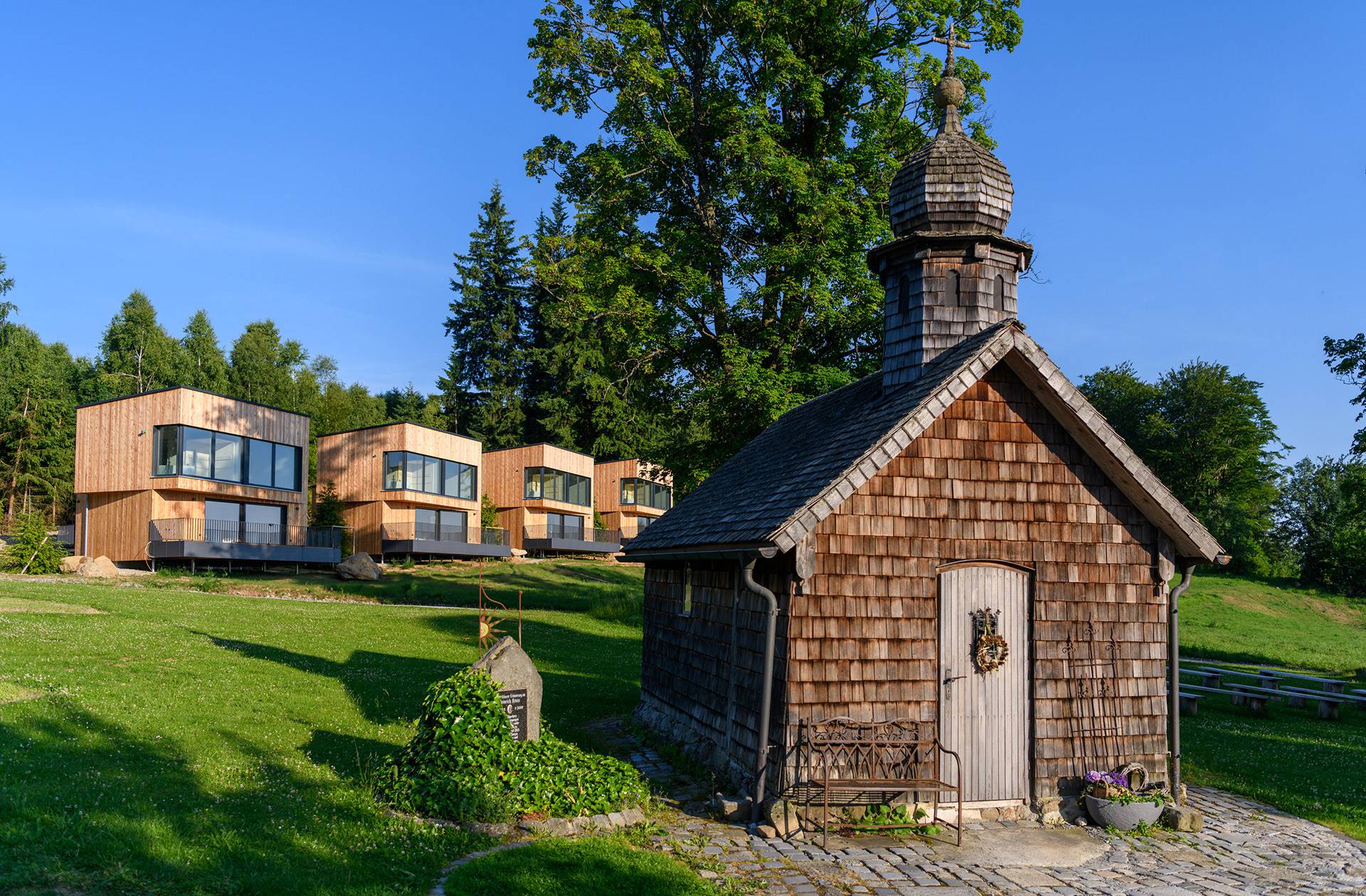 Chalets und Erdhäuser in der Gutsalm Harlachberg